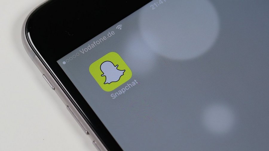 Smartphone mit Icon von Snapchat