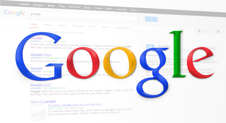 Google-Logo mit Google-Suchfenster im Hintergrund