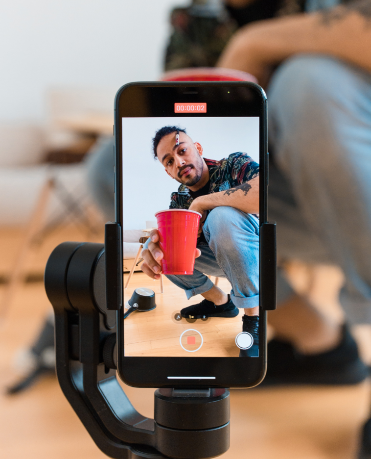 Ein junger Mann der sich bei einer Challenge auf sein Handy aufnimmt.