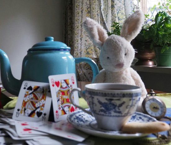 Hase mit Kaffeetasse und Kartenspiel