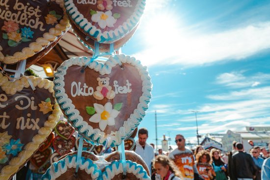 Lebkuchenherzen zum Oktoberfest geschmückt
