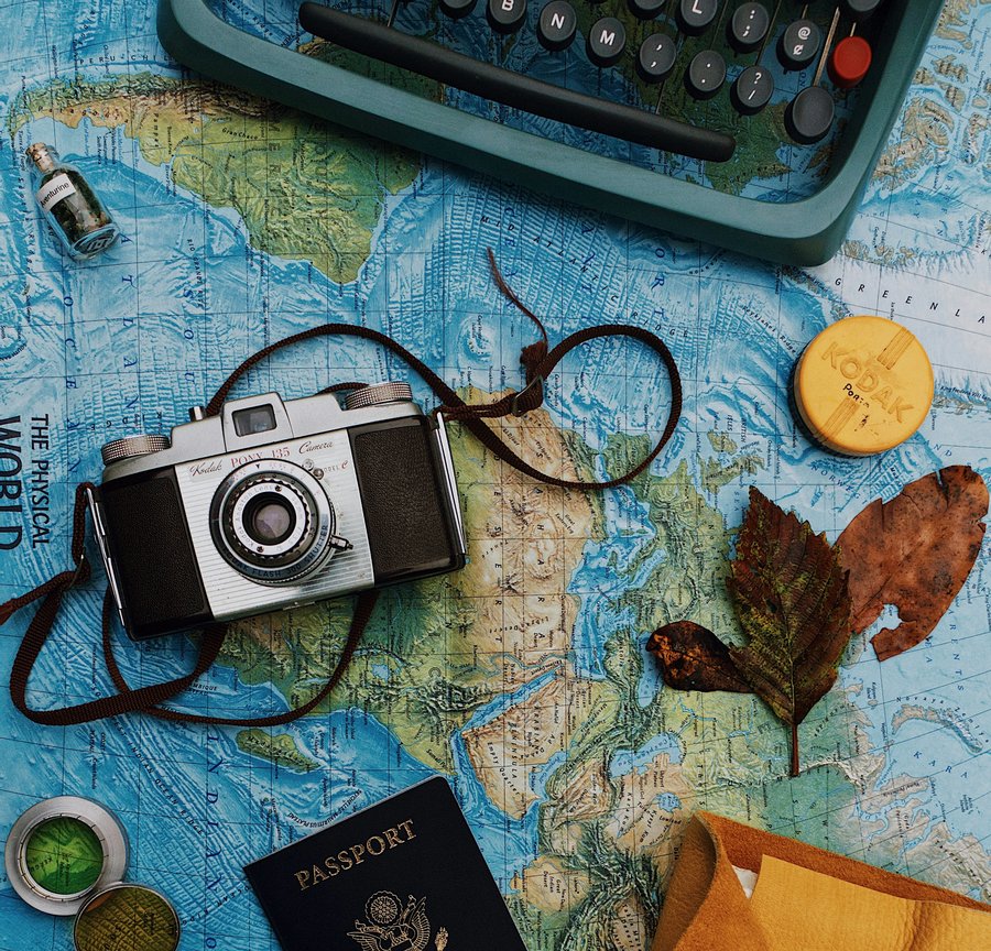 Amanda Bartel auf Unsplash Landkarte mit Schreibmaschine und Fotoapparat