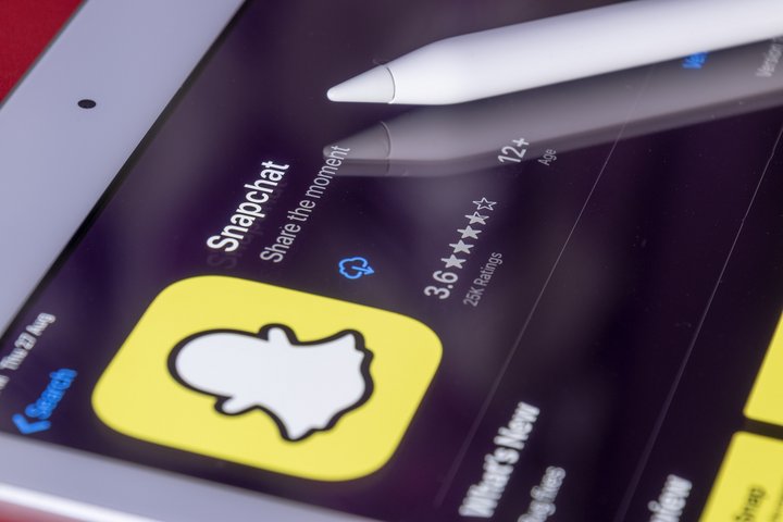 Foto eines Handydisplays mit dem Snapchat Logo